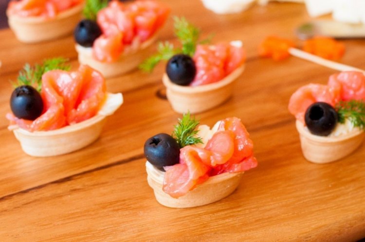 Tartaletas con salmón y aceitunas