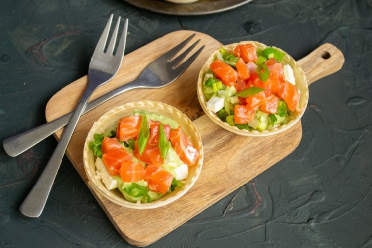 Tartaletas con aguacate, tomate y salmón