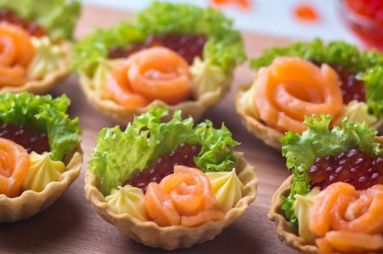 Tartaletas con salmón y caviar rojo