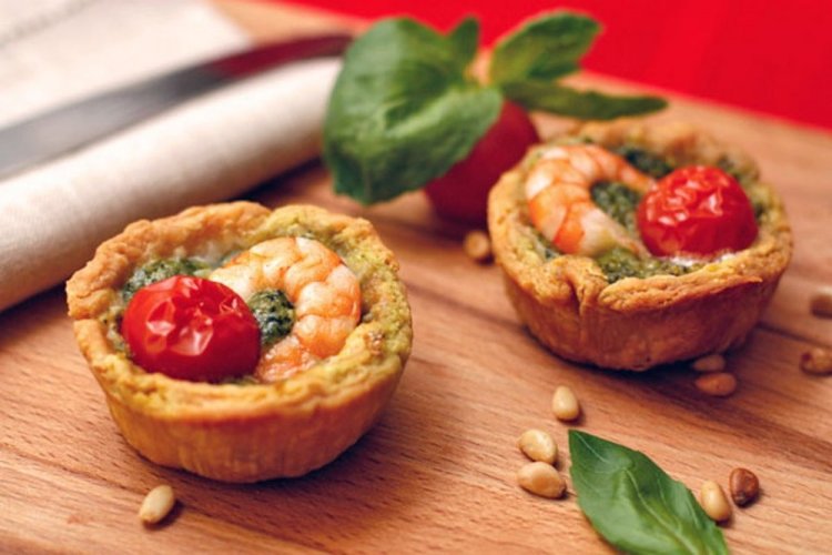 Tartelettes mit Garnelen und Kirschtomaten