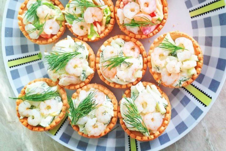 Tartelettes mit Apfel, eingelegter Gurke und Garnelen
