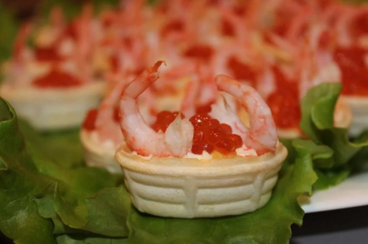 Tartelettes mit Garnelen und rotem Kaviar