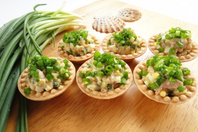 Törtchen mit Dorschleber und frischer Gurke