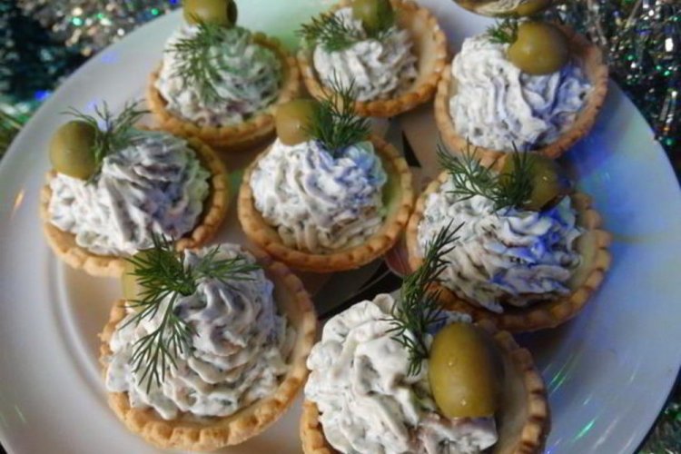 Törtchen mit Dorschleber und Frischkäse