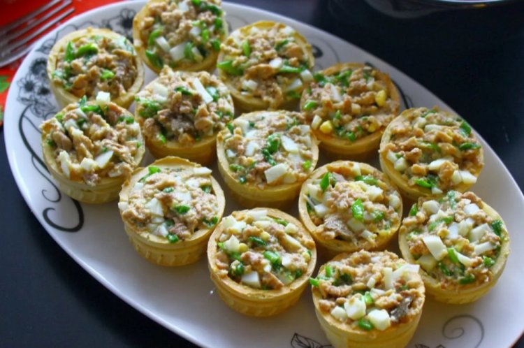 Törtchen mit Dorschleber und Hartkäse