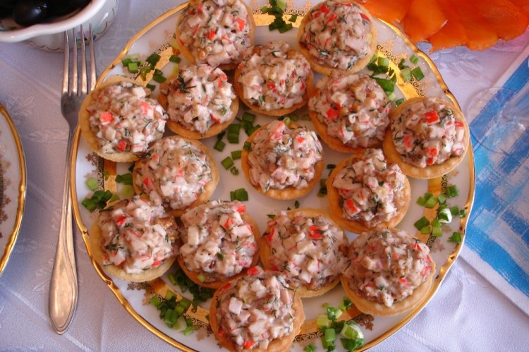 Törtchen mit Surimi und Dorschleber