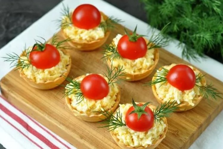 Tartelettes mit Frischkäse und Hartkäse