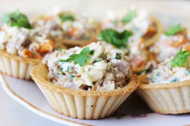 Tartelettes mit Schinken, Frischkäse und eingelegten Gurken