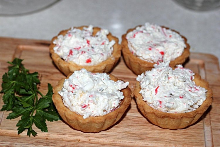 Tartelettes mit Krabbenstäbchen-Mousse und Frischkäse
