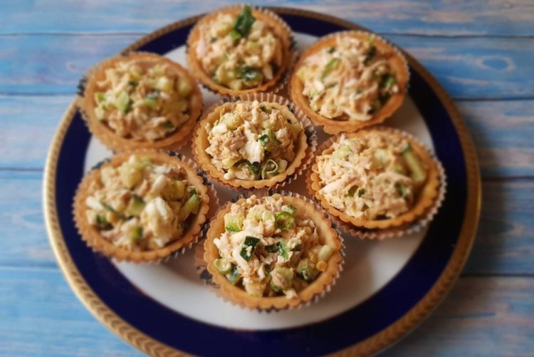 Tartelettes mit Frischkäse, Thunfisch und eingelegten Gurken