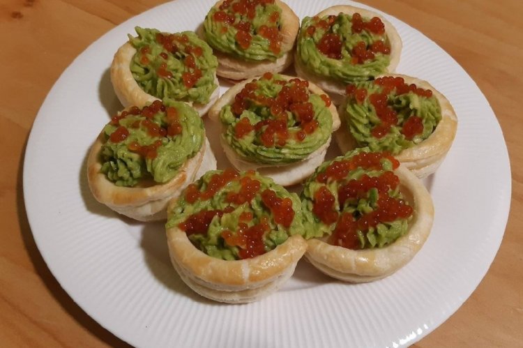 Tartelettes mit Frischkäse, Avocado und rotem Kaviar