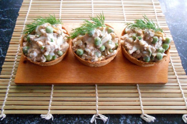 Tartelettes mit Frischkäse, Thunfisch und grünen Erbsen