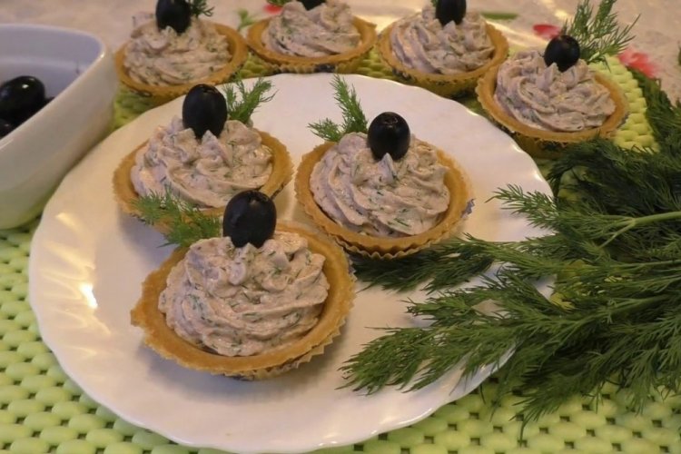 Tartelettes mit Dorschleber und Frischkäse