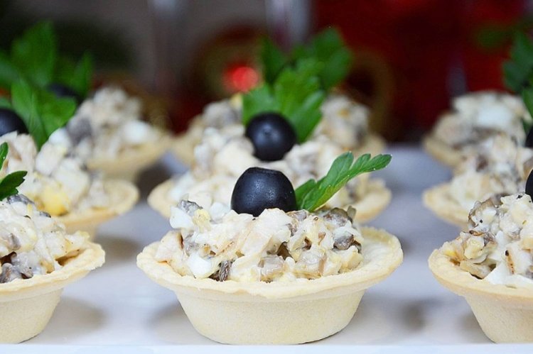 Tartaletas de pollo, champiñones encurtidos y huevo
