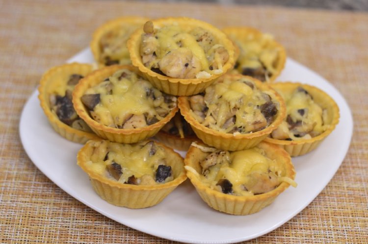 Tartaletas de pollo ahumado, champiñones y queso