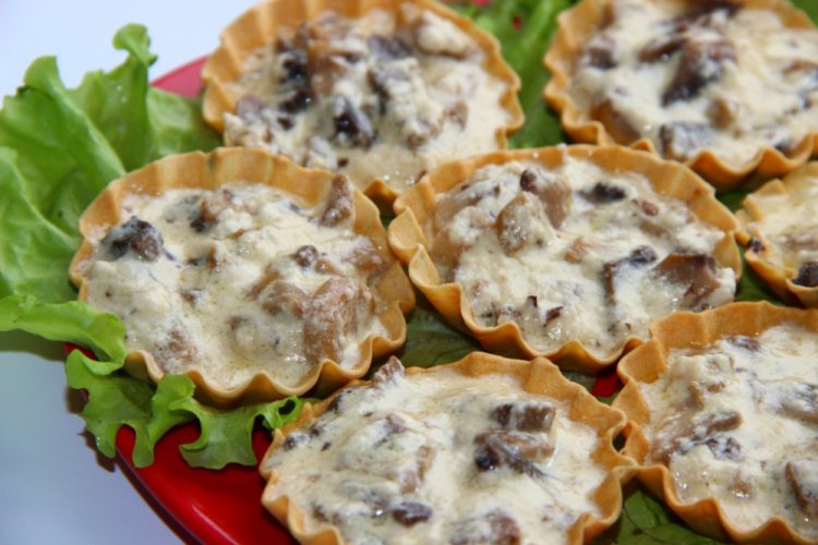 Tartaletas de pollo y champiñones en nata agria