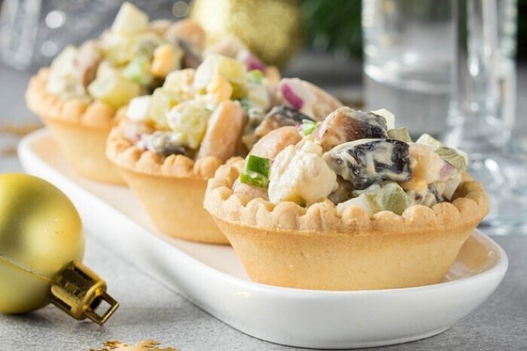 Tartaletas de pollo y champiñones encurtidos