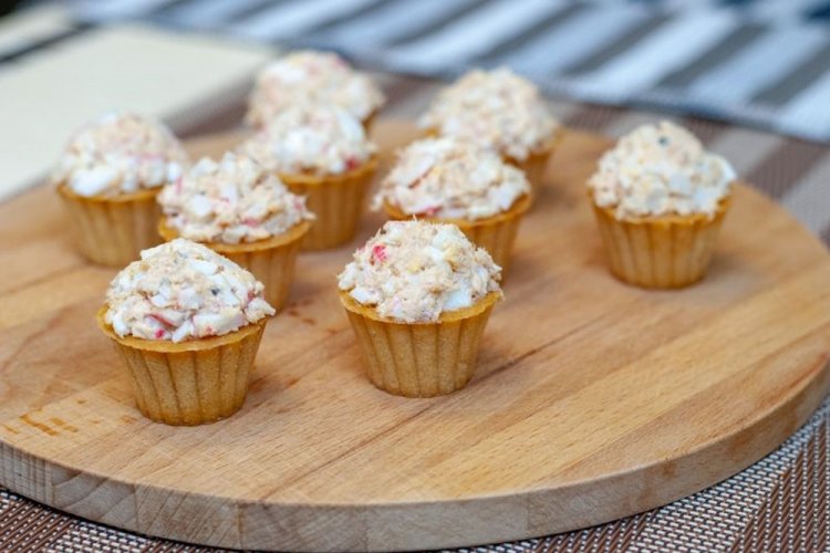 Tartelettes mit Surimi und Thunfisch