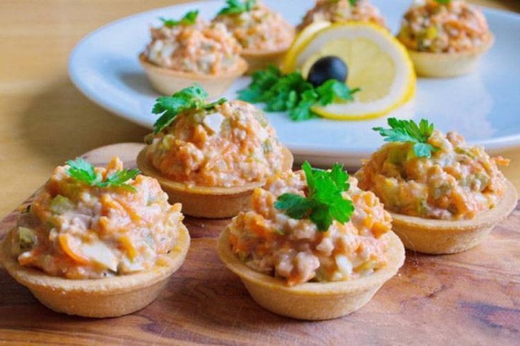 Thunfisch-Tartelettes mit eingelegten Champignons