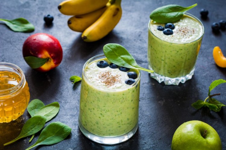 Smoothie mit Ingwer, Pfirsich, Spinat und grünem Apfel