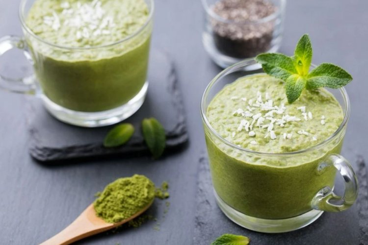 Smoothie aus Banane und Matcha