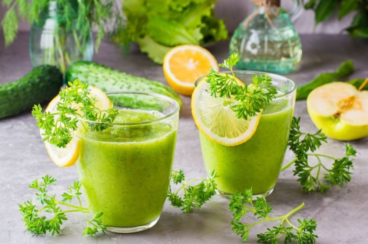 Grüner Smoothie aus Gurke, Orange, Zitrone und Kräutern