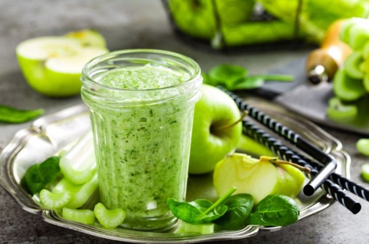 Smoothie aus Sellerie, grünen Äpfeln und Spinat
