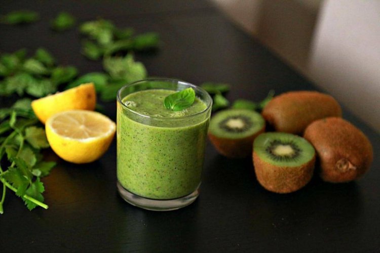 Smoothie aus Zitrone, Kiwi und Kräutern
