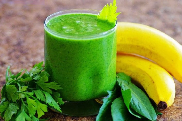 Smoothie aus Banane, Rucola und Petersilie