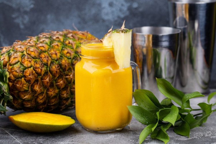 Smoothie aus Ananas und Mango