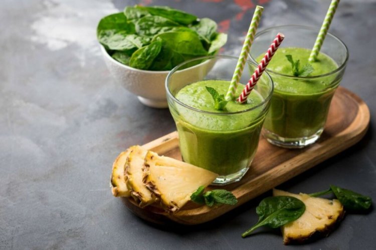 Smoothie aus Ananas, Spinat und grünem Tee