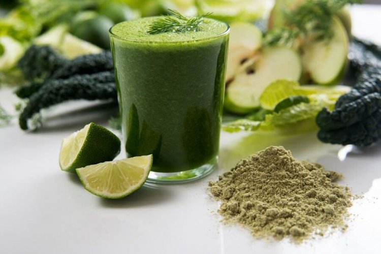 Smoothie aus grünen Äpfeln, Limette und Spirulina