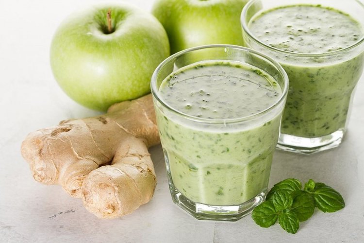 Smoothie aus grünen Äpfeln, Ingwer und Minze
