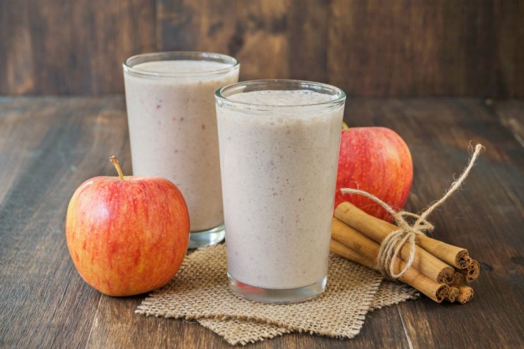 Smoothie with Apples, Cinnamon, and Almond Milk