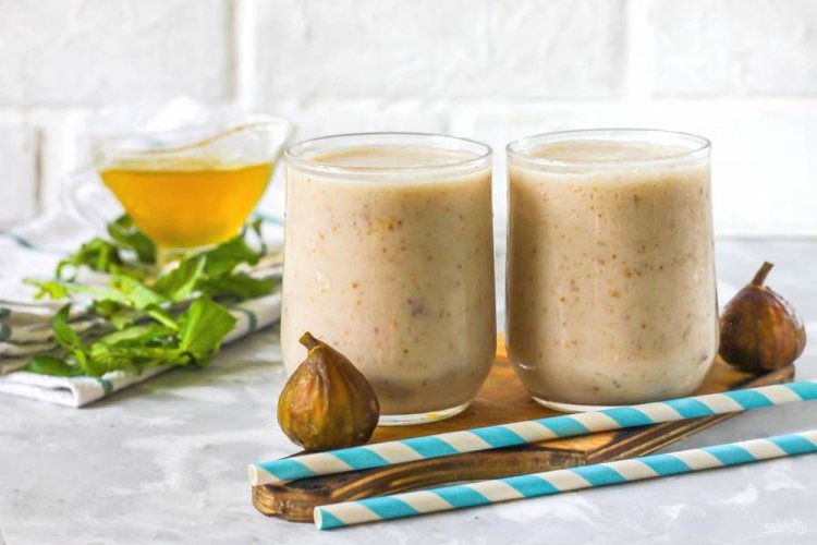 Fig Smoothie with Honey and Coconut Milk