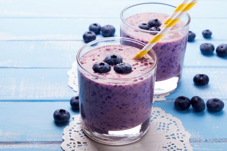 Milk Smoothie with Blueberries