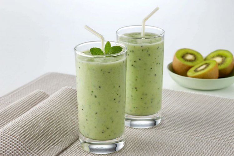 Kiwi Smoothie with Almond Milk