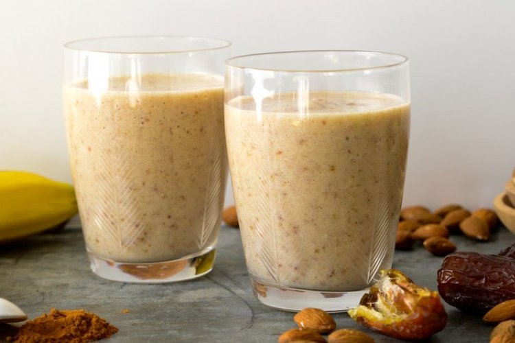 Smoothie with Bananas, Dates, and Almond Milk
