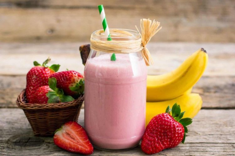 Milk Smoothie with Strawberries and Bananas