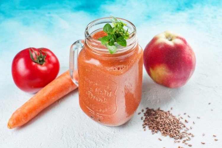 Apple, Tomato, and Carrot Smoothie