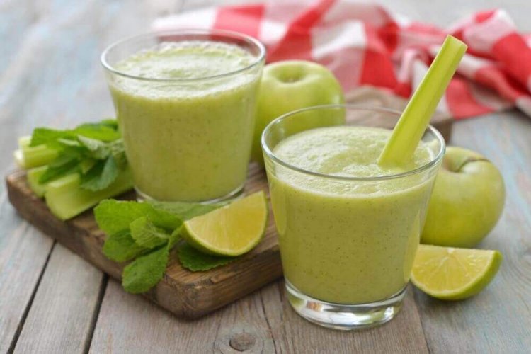 Refreshing Apple, Celery, and Lime Smoothie