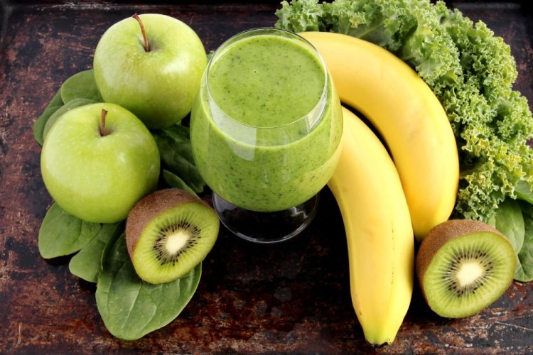 Vitamin-Rich Apple, Kiwi, Banana, and Greens Smoothie