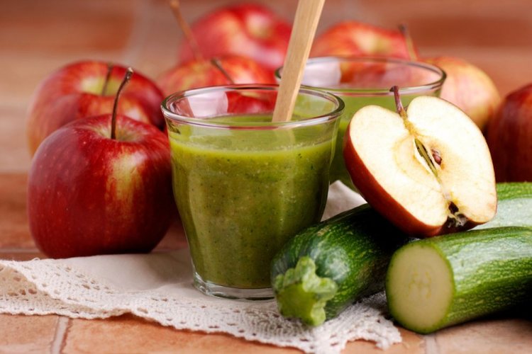 Spicy Apple and Zucchini Smoothie