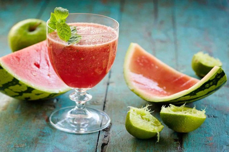 Batido de sandía con manzana y lima