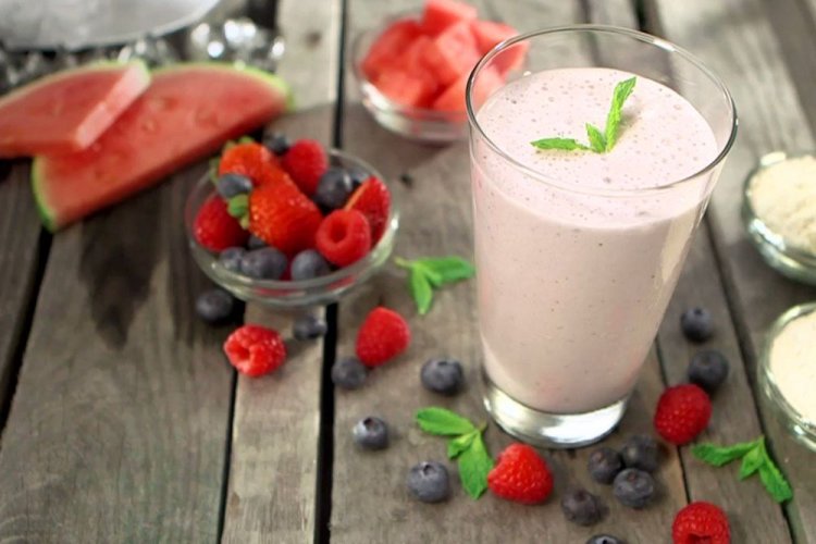 Batido de leche con sandía y bayas silvestres