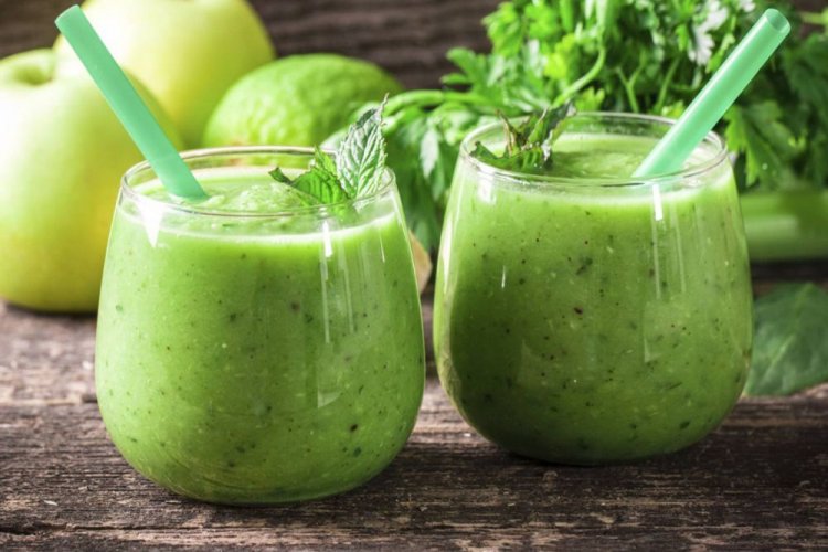 Smoothie aus Äpfeln, Limette und frischen Kräutern