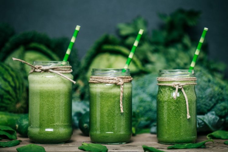 Smoothie aus Kohl, Avocado und Gurke
