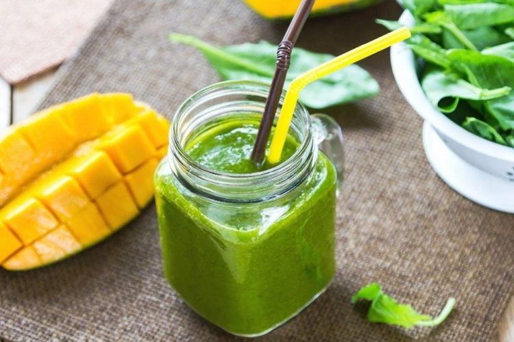 Smoothie aus Mango und Spinat
