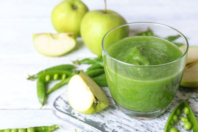 Smoothie aus grünen Erbsen und Apfel