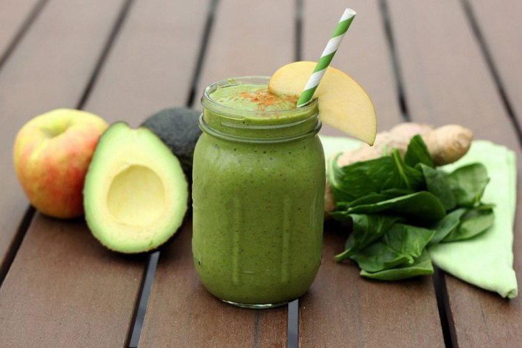 Smoothie aus Äpfeln, Avocado, Ingwer und Spinat